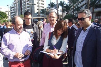Medio millar de personas han participado en la concentración celebrada en la capital de la provincia. Fotos: JA Barrios