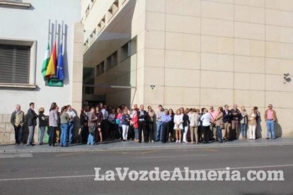 Minuto de silencio por las víctimas de los atentados terroristas de París del viernes 13.