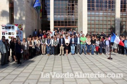 Minuto de silencio por las víctimas de los atentados terroristas de París del viernes 13.