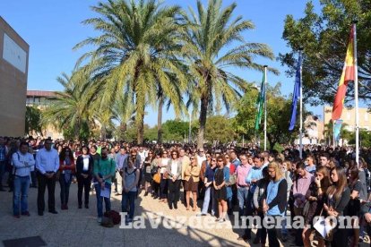 Minuto de silencio por las víctimas de los atentados terroristas de París del viernes 13.