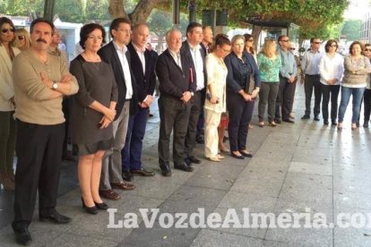 Minuto de silencio por las víctimas de los atentados terroristas de París del viernes 13.