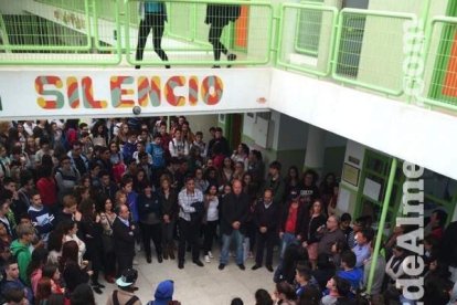 Minuto de silencio por las víctimas de los atentados terroristas de París del viernes 13.
