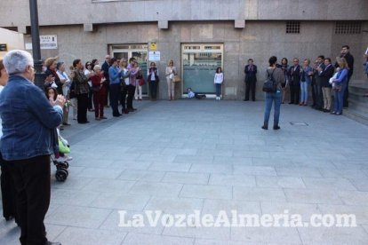 Minuto de silencio por las víctimas de los atentados terroristas de París del viernes 13.