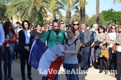 Minuto de silencio por las víctimas de los atentados terroristas de París del viernes 13.