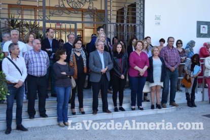Minuto de silencio por las víctimas de los atentados terroristas de París del viernes 13.