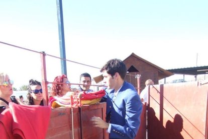 Junto a los toreros Ruiz Manuel y El César han asistido la concejala y el diputado de Cultura. Fotos: JA Barrios