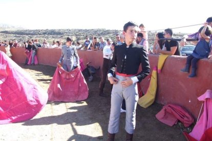 Junto a los toreros Ruiz Manuel y El César han asistido la concejala y el diputado de Cultura. Fotos: JA Barrios