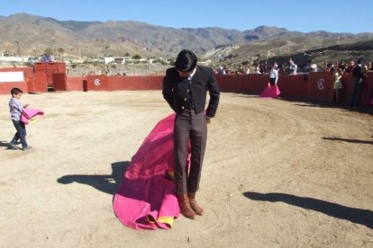 Junto a los toreros Ruiz Manuel y El César han asistido la concejala y el diputado de Cultura. Fotos: JA Barrios