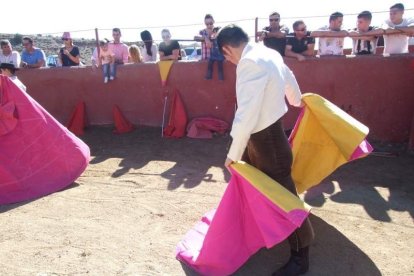 Junto a los toreros Ruiz Manuel y El César han asistido la concejala y el diputado de Cultura. Fotos: JA Barrios