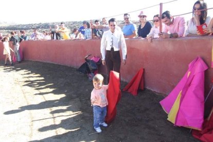 Junto a los toreros Ruiz Manuel y El César han asistido la concejala y el diputado de Cultura. Fotos: JA Barrios
