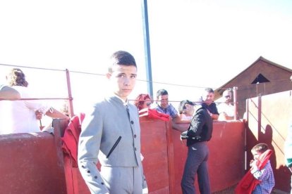 Junto a los toreros Ruiz Manuel y El César han asistido la concejala y el diputado de Cultura. Fotos: JA Barrios