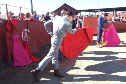 Junto a los toreros Ruiz Manuel y El César han asistido la concejala y el diputado de Cultura. Fotos: JA Barrios
