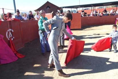 Junto a los toreros Ruiz Manuel y El César han asistido la concejala y el diputado de Cultura. Fotos: JA Barrios
