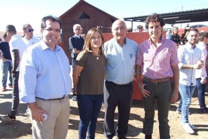 Junto a los toreros Ruiz Manuel y El César han asistido la concejala y el diputado de Cultura. Fotos: JA Barrios