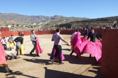 Junto a los toreros Ruiz Manuel y El César han asistido la concejala y el diputado de Cultura. Fotos: JA Barrios