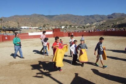 Junto a los toreros Ruiz Manuel y El César han asistido la concejala y el diputado de Cultura. Fotos: JA Barrios