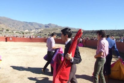 Junto a los toreros Ruiz Manuel y El César han asistido la concejala y el diputado de Cultura. Fotos: JA Barrios