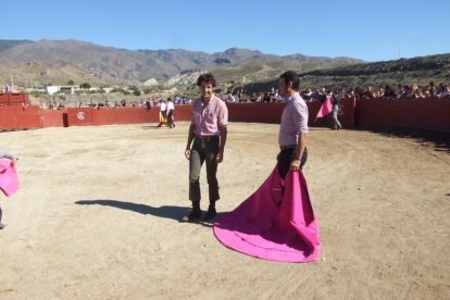 Junto a los toreros Ruiz Manuel y El César han asistido la concejala y el diputado de Cultura. Fotos: JA Barrios