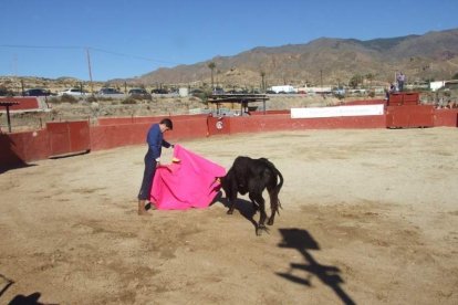 Junto a los toreros Ruiz Manuel y El César han asistido la concejala y el diputado de Cultura. Fotos: JA Barrios