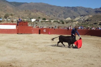 Junto a los toreros Ruiz Manuel y El César han asistido la concejala y el diputado de Cultura. Fotos: JA Barrios