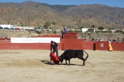 Junto a los toreros Ruiz Manuel y El César han asistido la concejala y el diputado de Cultura. Fotos: JA Barrios
