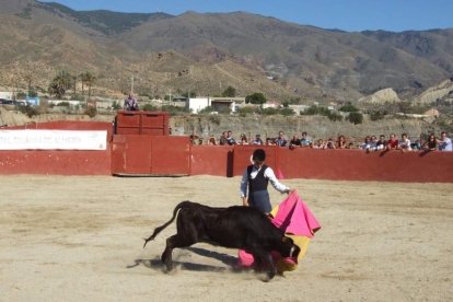 Junto a los toreros Ruiz Manuel y El César han asistido la concejala y el diputado de Cultura. Fotos: JA Barrios