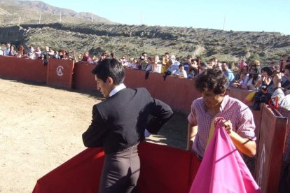 Junto a los toreros Ruiz Manuel y El César han asistido la concejala y el diputado de Cultura. Fotos: JA Barrios