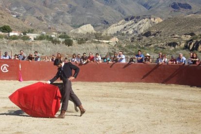 Junto a los toreros Ruiz Manuel y El César han asistido la concejala y el diputado de Cultura. Fotos: JA Barrios