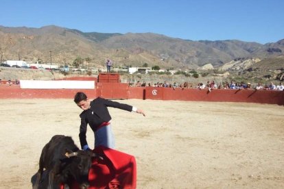 Junto a los toreros Ruiz Manuel y El César han asistido la concejala y el diputado de Cultura. Fotos: JA Barrios