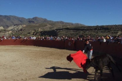 Junto a los toreros Ruiz Manuel y El César han asistido la concejala y el diputado de Cultura. Fotos: JA Barrios