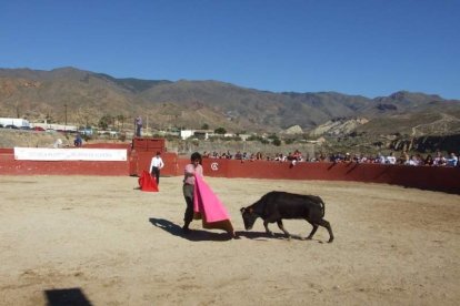 Junto a los toreros Ruiz Manuel y El César han asistido la concejala y el diputado de Cultura. Fotos: JA Barrios