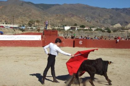Junto a los toreros Ruiz Manuel y El César han asistido la concejala y el diputado de Cultura. Fotos: JA Barrios