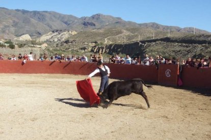 Junto a los toreros Ruiz Manuel y El César han asistido la concejala y el diputado de Cultura. Fotos: JA Barrios