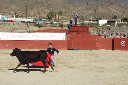 Junto a los toreros Ruiz Manuel y El César han asistido la concejala y el diputado de Cultura. Fotos: JA Barrios