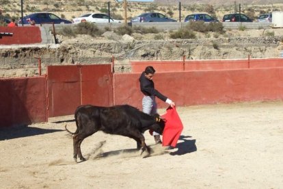 Junto a los toreros Ruiz Manuel y El César han asistido la concejala y el diputado de Cultura. Fotos: JA Barrios