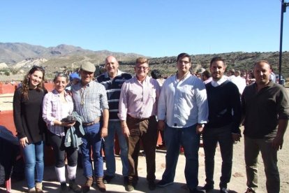 Junto a los toreros Ruiz Manuel y El César han asistido la concejala y el diputado de Cultura. Fotos: JA Barrios