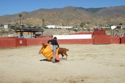 Junto a los toreros Ruiz Manuel y El César han asistido la concejala y el diputado de Cultura. Fotos: JA Barrios