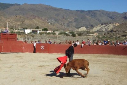 Junto a los toreros Ruiz Manuel y El César han asistido la concejala y el diputado de Cultura. Fotos: JA Barrios