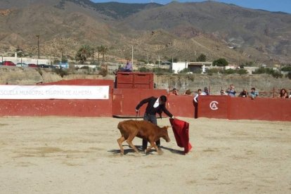 Junto a los toreros Ruiz Manuel y El César han asistido la concejala y el diputado de Cultura. Fotos: JA Barrios