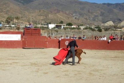 Junto a los toreros Ruiz Manuel y El César han asistido la concejala y el diputado de Cultura. Fotos: JA Barrios