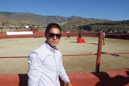 Junto a los toreros Ruiz Manuel y El César han asistido la concejala y el diputado de Cultura. Fotos: JA Barrios