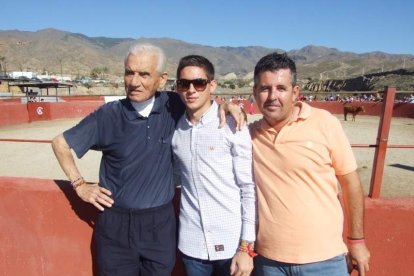 Junto a los toreros Ruiz Manuel y El César han asistido la concejala y el diputado de Cultura. Fotos: JA Barrios