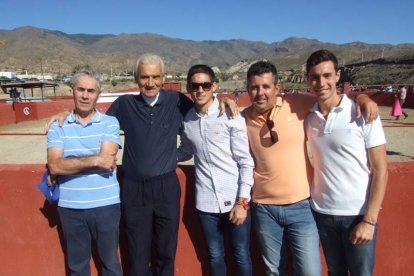 Junto a los toreros Ruiz Manuel y El César han asistido la concejala y el diputado de Cultura. Fotos: JA Barrios