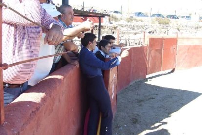 Junto a los toreros Ruiz Manuel y El César han asistido la concejala y el diputado de Cultura. Fotos: JA Barrios