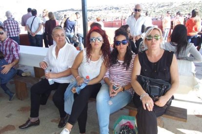 Junto a los toreros Ruiz Manuel y El César han asistido la concejala y el diputado de Cultura. Fotos: JA Barrios