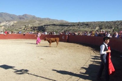 Junto a los toreros Ruiz Manuel y El César han asistido la concejala y el diputado de Cultura. Fotos: JA Barrios