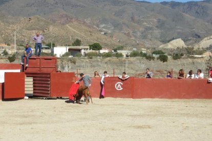 Junto a los toreros Ruiz Manuel y El César han asistido la concejala y el diputado de Cultura. Fotos: JA Barrios