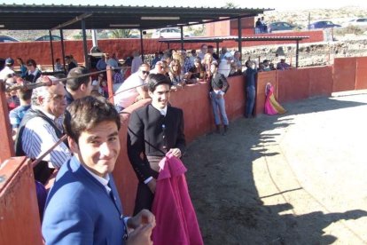 Junto a los toreros Ruiz Manuel y El César han asistido la concejala y el diputado de Cultura. Fotos: JA Barrios