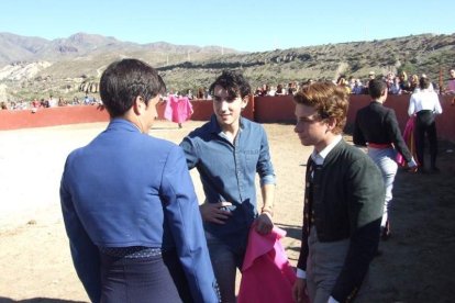 Junto a los toreros Ruiz Manuel y El César han asistido la concejala y el diputado de Cultura. Fotos: JA Barrios