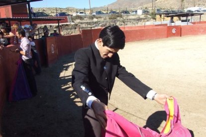 Junto a los toreros Ruiz Manuel y El César han asistido la concejala y el diputado de Cultura. Fotos: JA Barrios